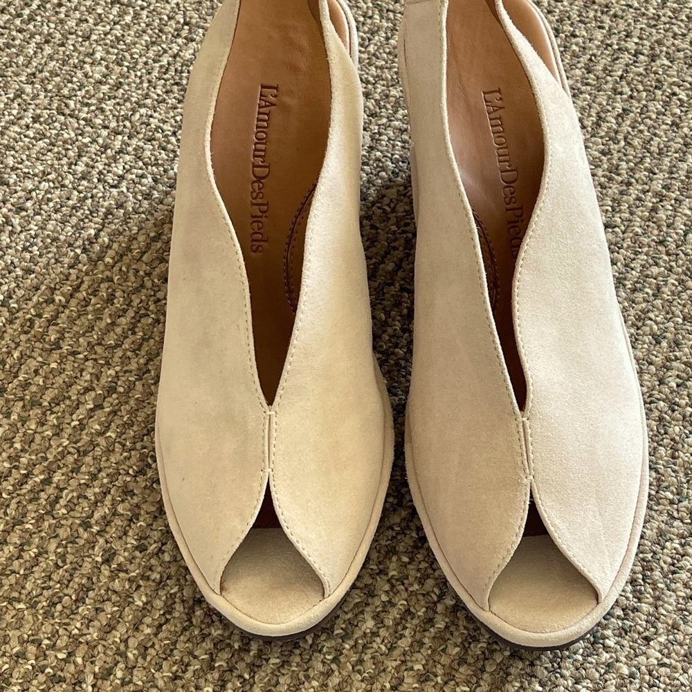 Beautiful suede comfort shoes …L’amour Des Pieds